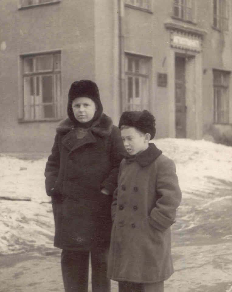 Я и Миша перед моей школой в Серебряном переулке