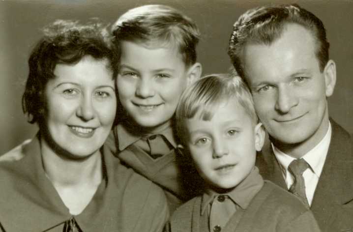 Z mężem Marianem i synami 

Markiem i Jurkiem 1958 rok