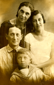  1936 год, вместе с женой Фаней, дочкой Лелей и сыном Толей