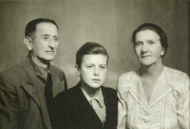 1956 год, с женой Фаней и внуком 
            Вадимом Янчевским