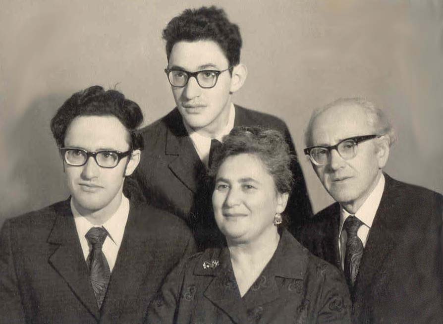 Вместе с женой Люсей и сыновьями, 1972 год, 25 лет свадьбы.