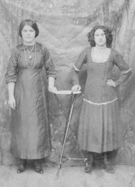Сестры Вайсберг, слева направо: Перл и Полина (мама Люси), погибли в 1941 году