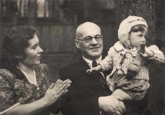 С невесткой Шурой и внуком Виктором, 1949 год