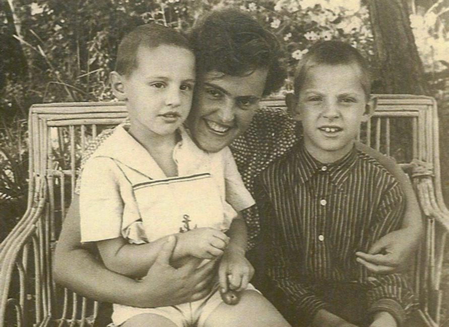 Тамара с сыном Мишей и Сашей Ратниковым