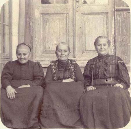 1918 год. Три сестры Капон (слева направо): Эстер, Берха, Султан.